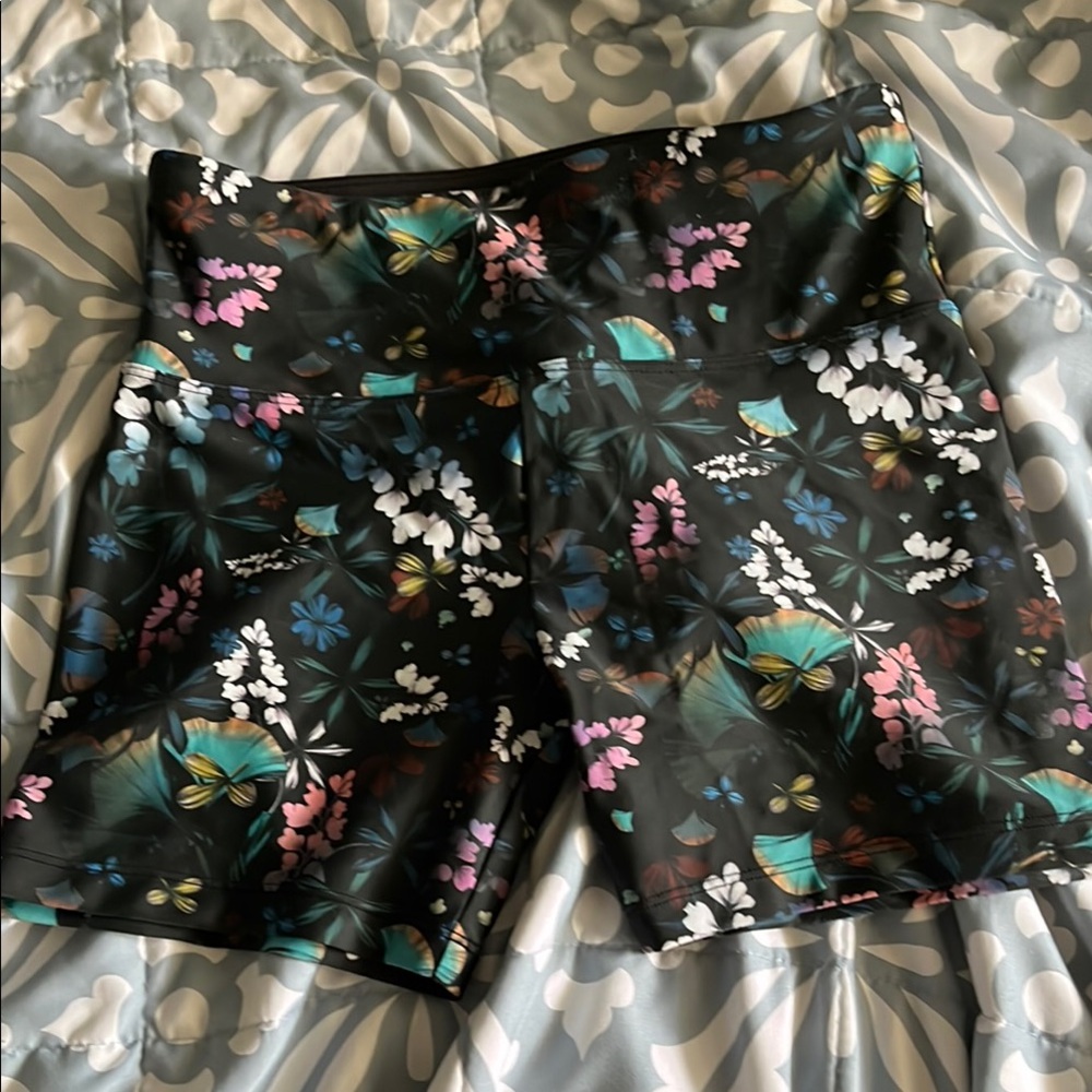Lorna Jane Black Bike Shorts Wild Botanical
